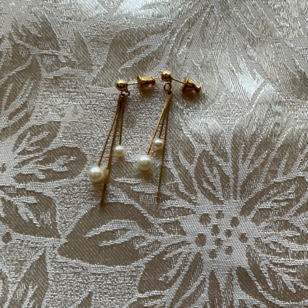 Gold and pearl dangle earrings